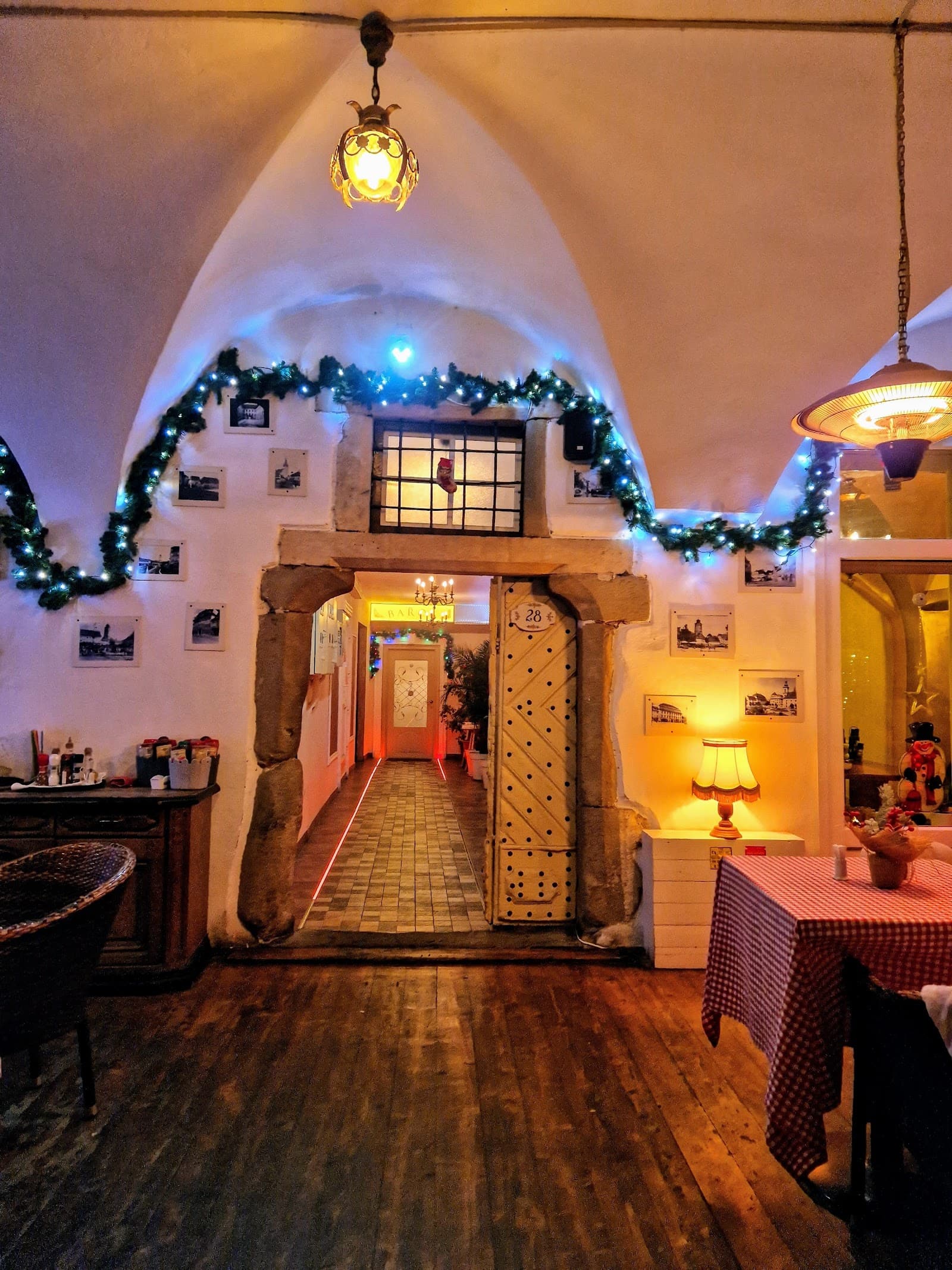 Atmosfera festiva in interiorul Baroc Cafe